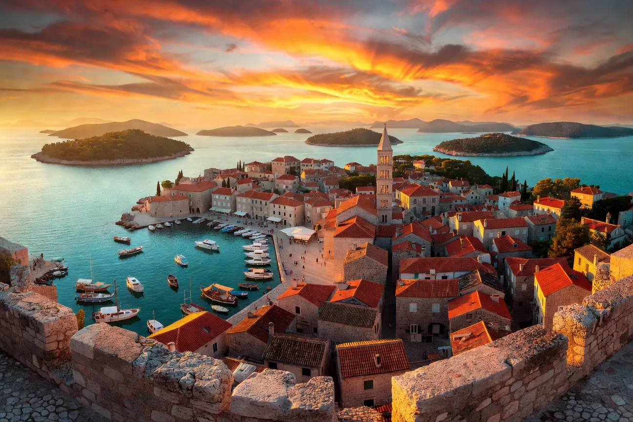 Vieille ville fortifiée de Hvar Town vue de la forteresse au coucher du soleil avec port et îles Pakleni