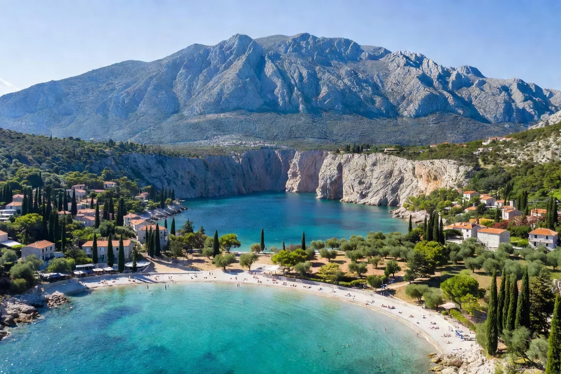 Vue aerienne de la Riviera Makarska et des montagnes Biokovo