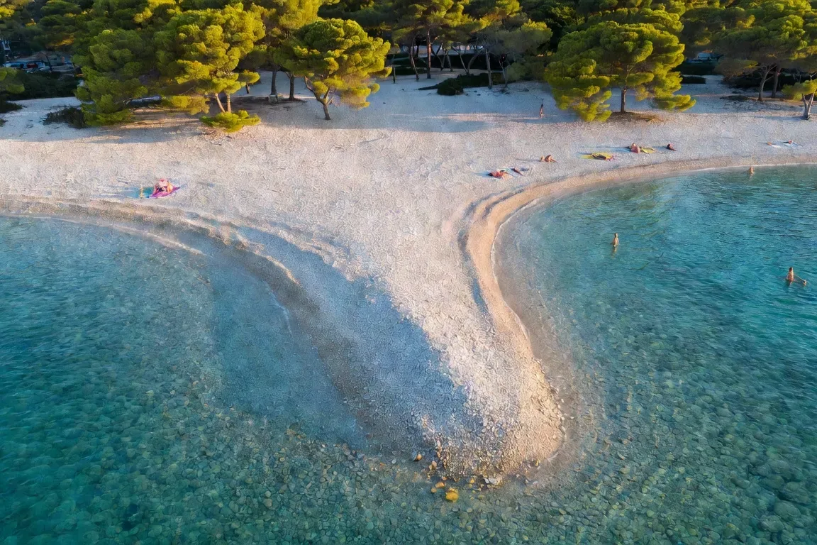 Zlatni Rat de Brač vue aérienne, langue de galets blanc pointant dans la mer turquoise