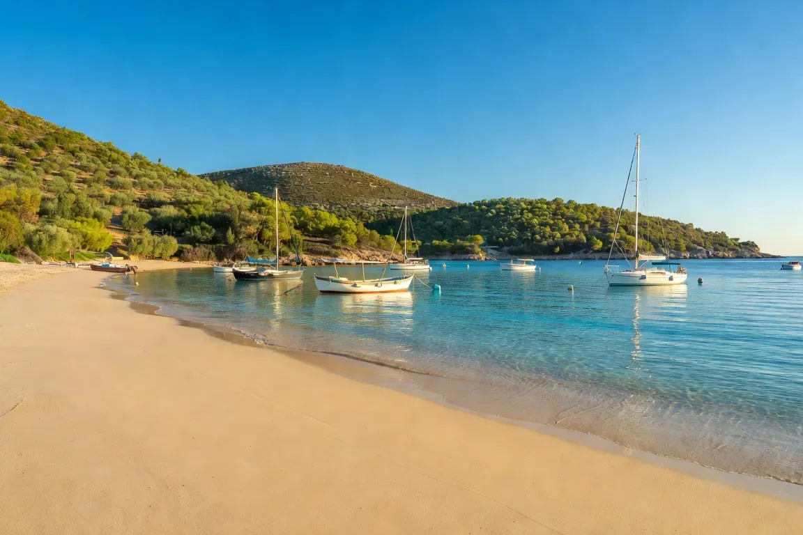 Plage Vela Pržina à Korčula, sable clair et eaux turquoise