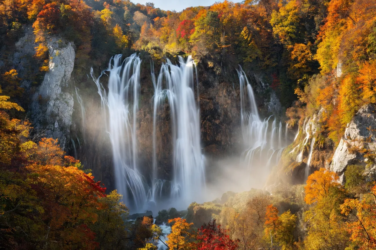 Les cascades de Veliki Slap au cœur du parc national de Plitvice en automne