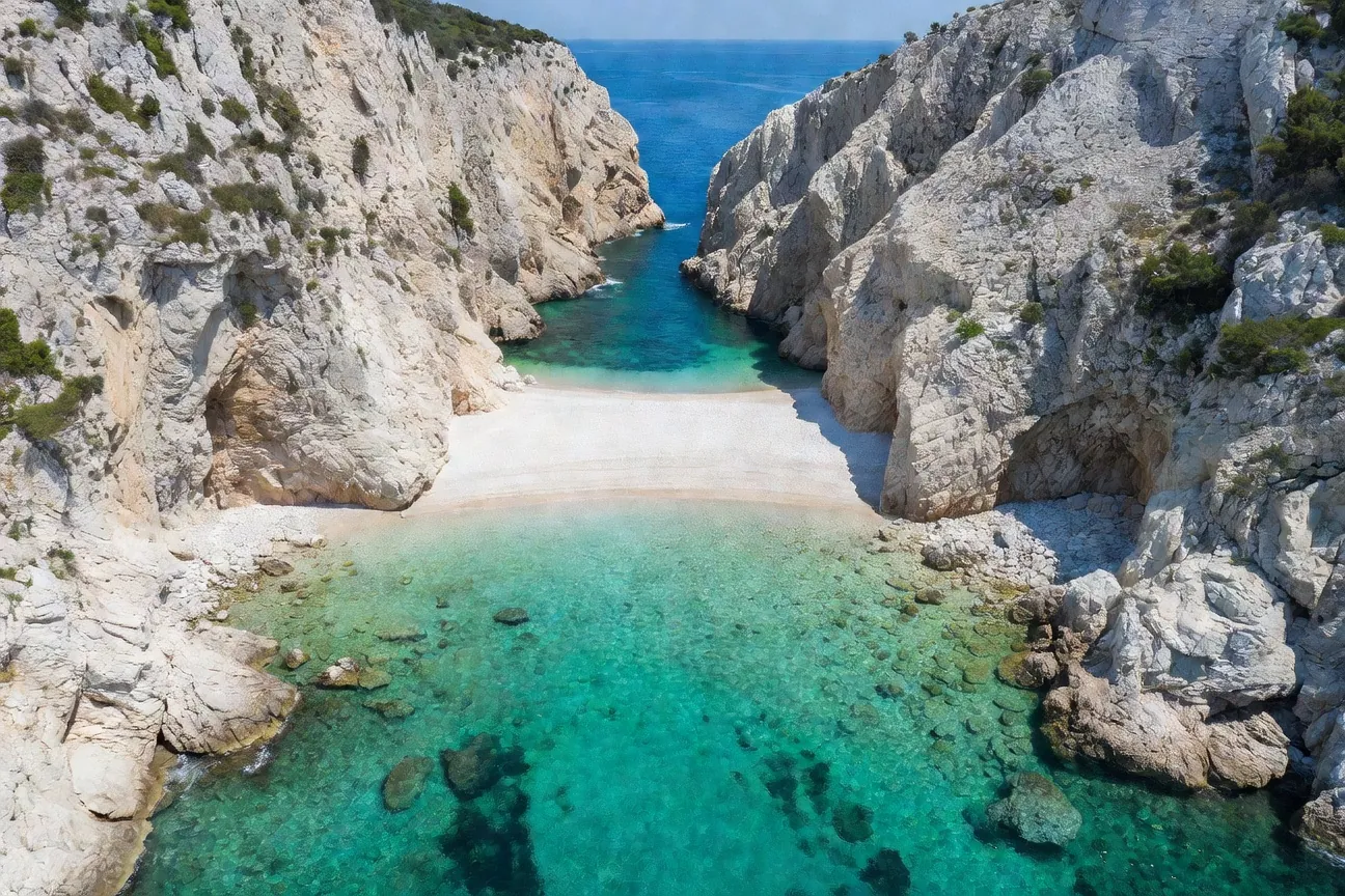 Plage de Stiniva sur l'île de Vis avec ses falaises blanches et son eau turquoise translucide