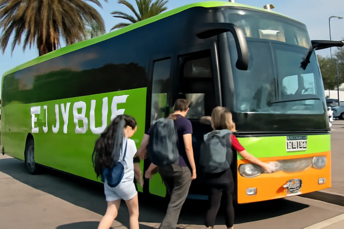 Bus interurbain FlixBus à la gare routière de Split avec voyageurs sac à dos