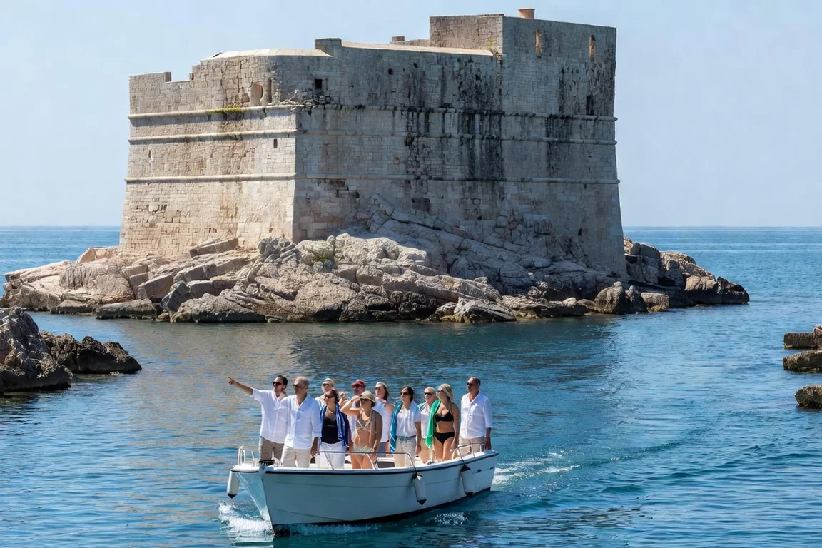 Bateau de visiteurs approchant le fort Saint-Nicolas de Šibenik posé sur son île rocheuse à l'entrée du canal