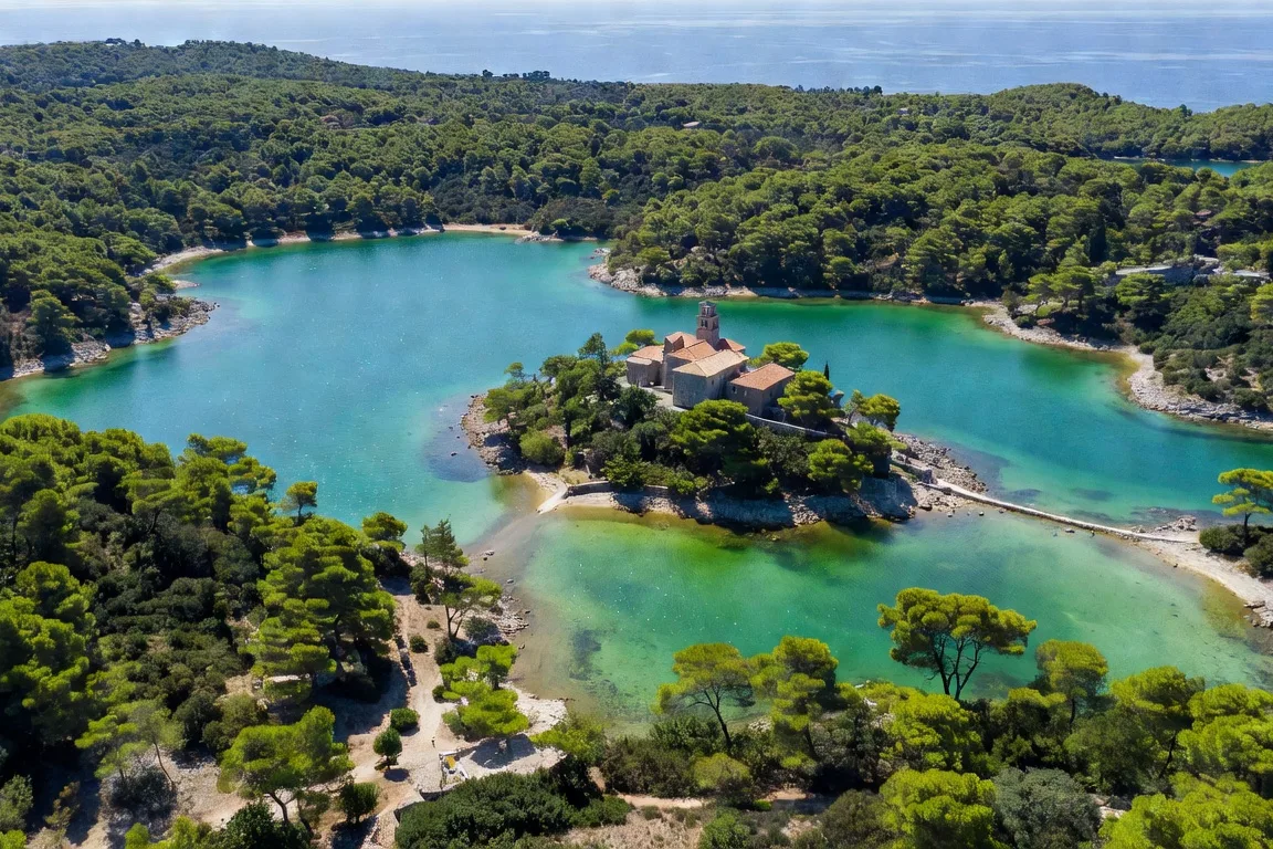 Vue aerienne du parc national de Mljet avec lacs sales et ilot