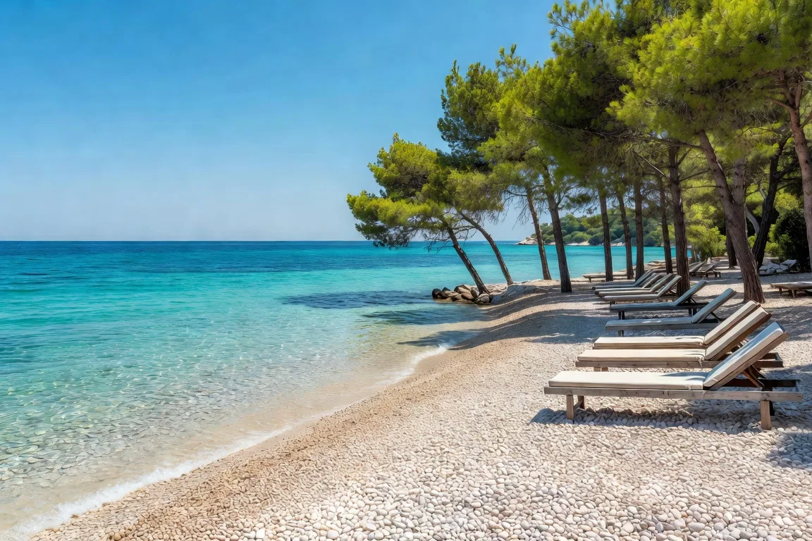 Plage croate ensoleillee en plein ete avec eau turquoise